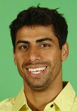 Ashish Nehra Bowling