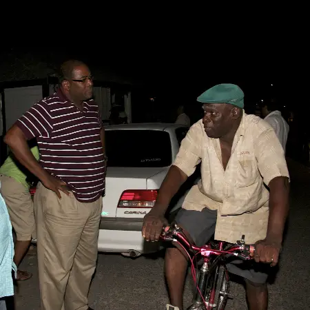 Nigel Hughes [left) speaking to a Lindener during the trip (AFC photo)