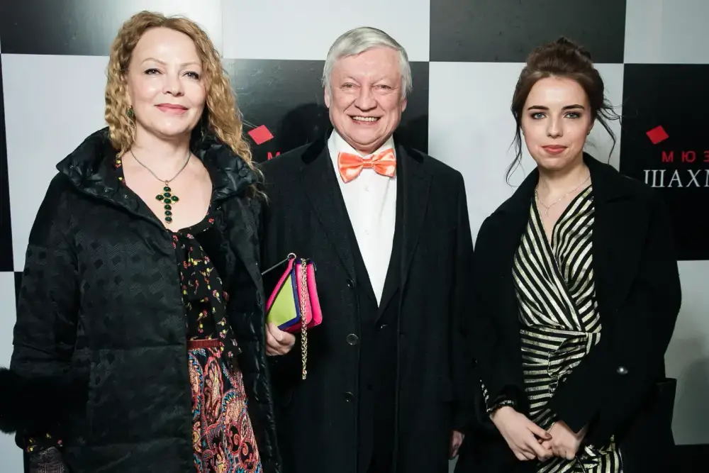 Anatoly Karpov with his wife Natalia and daughter Sofia (Photo: Chessbase)