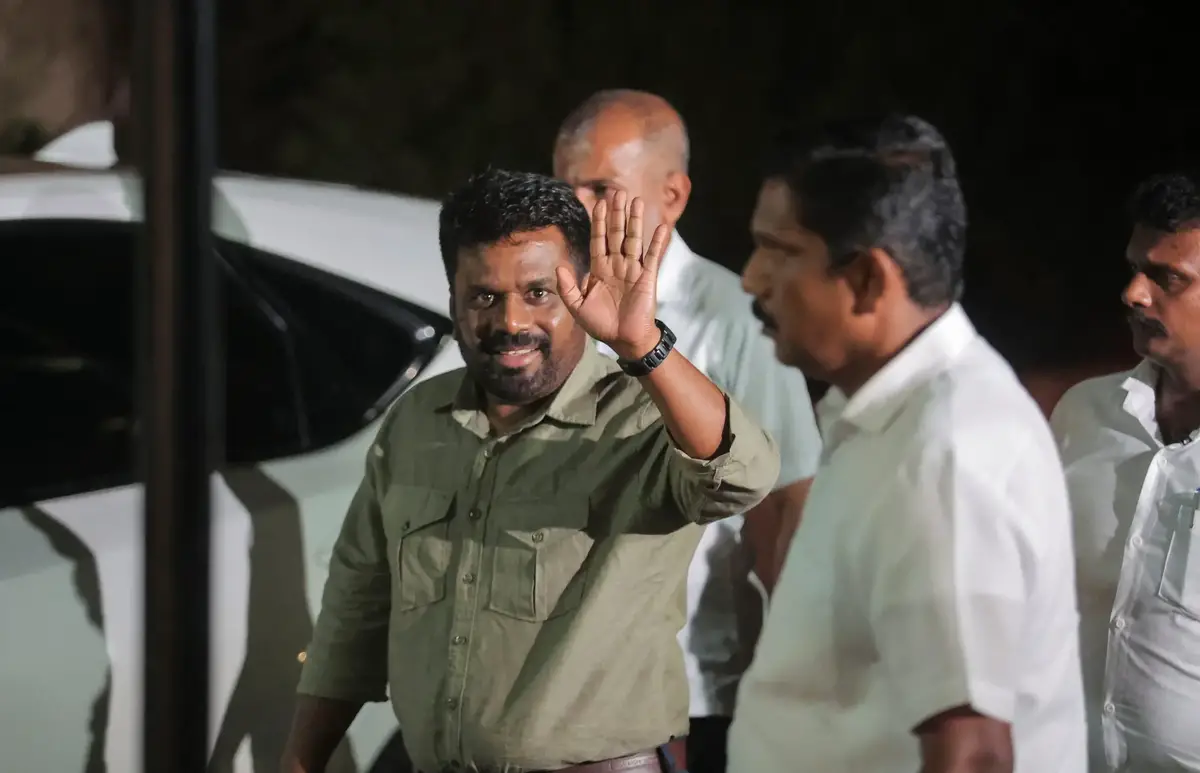 Anura Kumara Dissanayake, leader of the National People's Power (NPP) party, gestures after he claimed the victory in the presidential election, in Colombo, Sri Lanka, September 22, 2024. REUTERS/Dinuka Liyanawatte