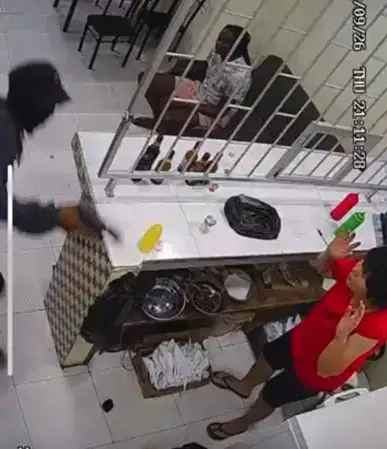 The robber holding a Chinese national at gunpoint 