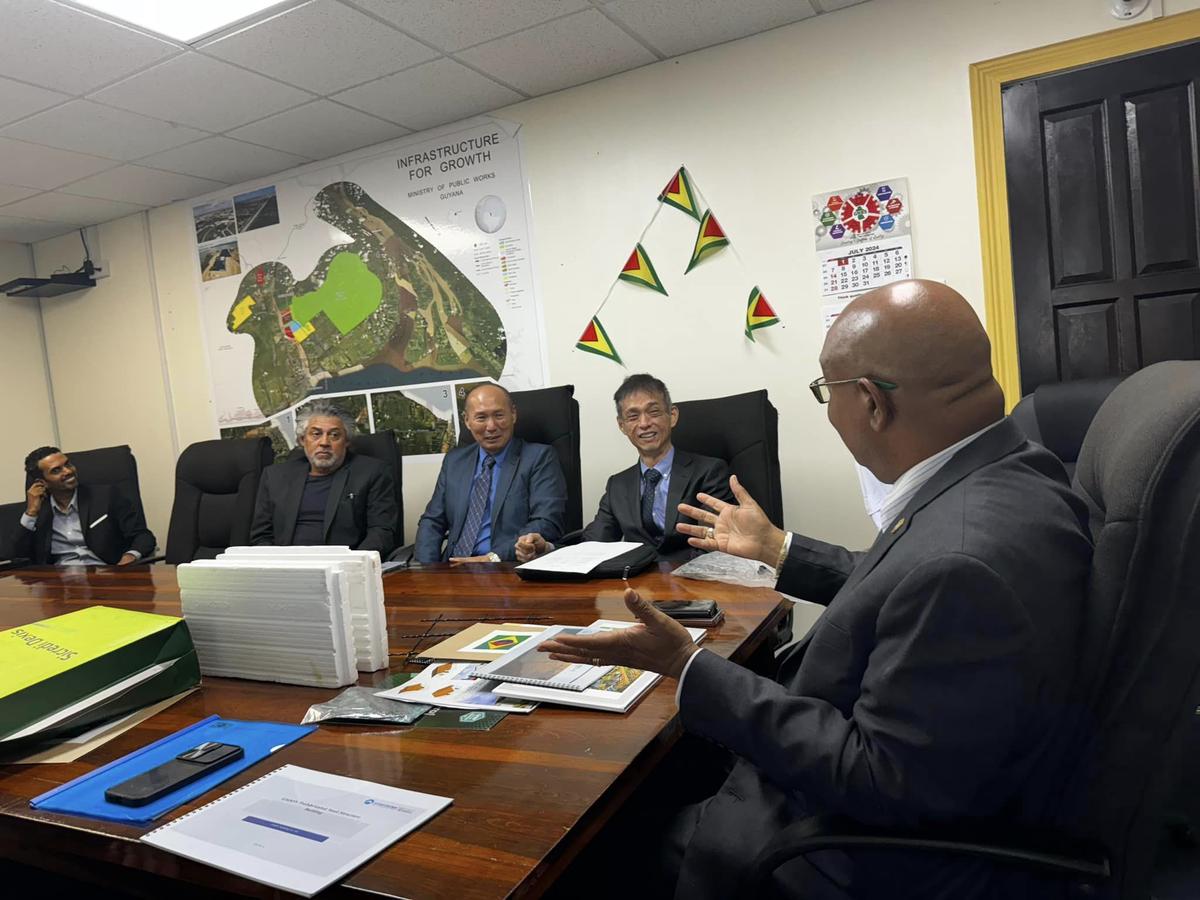 Members of the consortium speaking to the Minister (Ministry of Public Works photo)