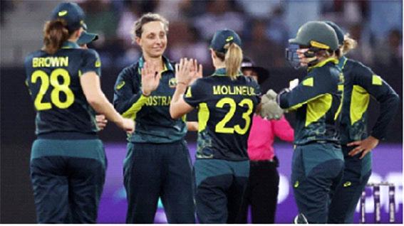 Ashleigh Gardner picked up all of her four wickets at the death  •  ICC/Getty Images