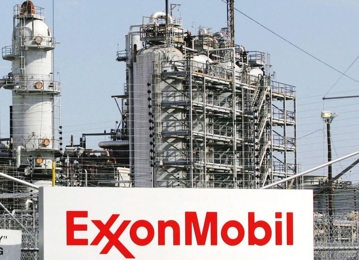 A view of the Exxon Mobil refinery in Baytown, Texas September 15, 2008. REUTERS/Jessica Rinaldi/File Photo 