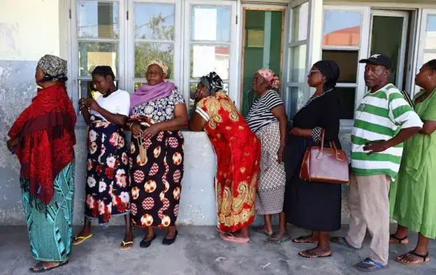 Locals queue before casting their votes during the general elections in Inhambane, in southern Mozambique, October 9, 2024