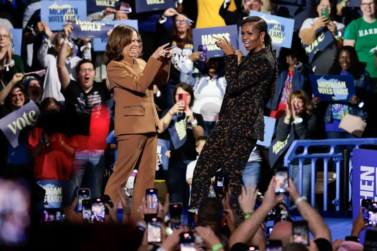 Kamala Harris (left) and Michelle Obama, Kalamazoo, Michigan, October 26, 2024. REUTERS/Rebecca Cook