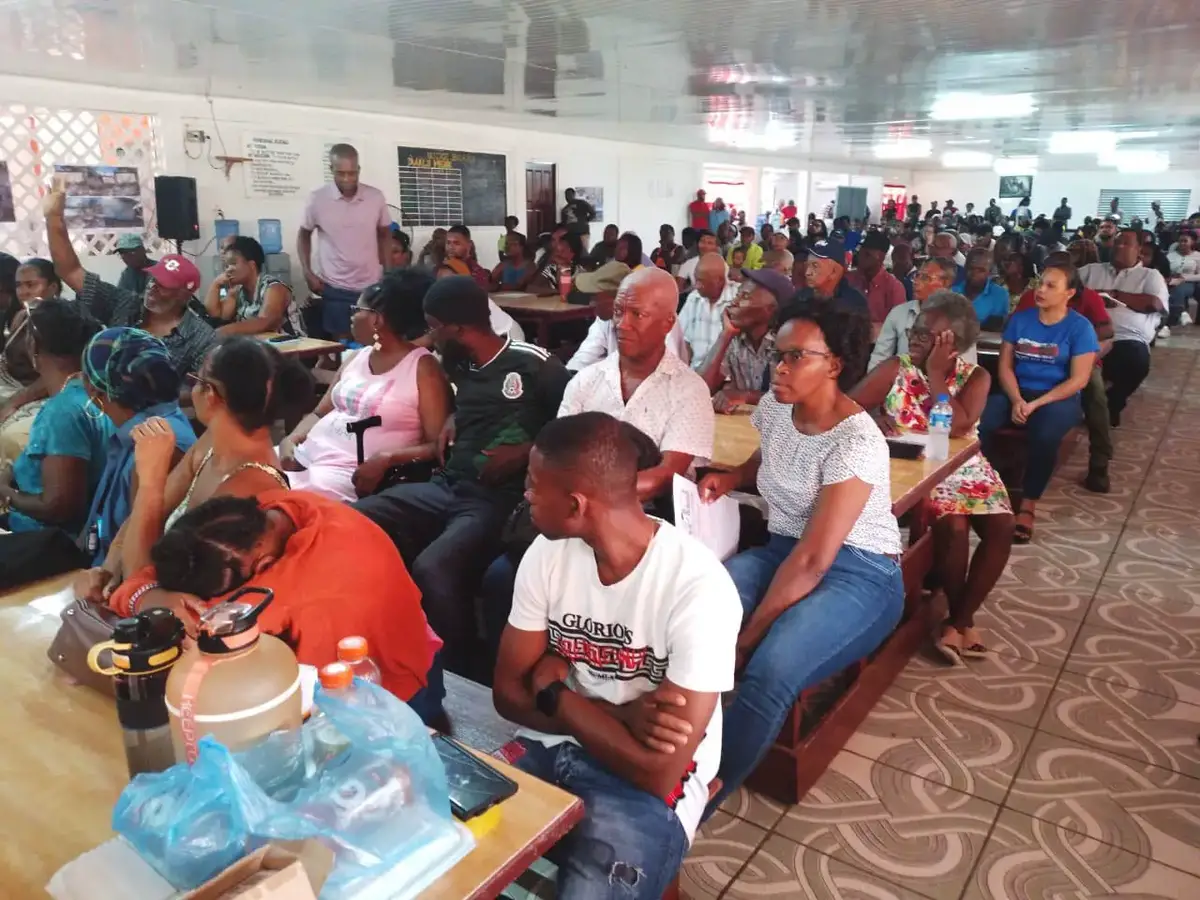 Attendees at the meeting (Ministry of Labour photo)