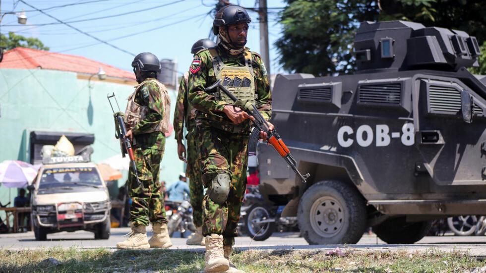 Kenyan police officers patrol as the country is facing emergency food insecurity while immersed in a social and political crisis, in Port-au-Prince, Haiti October 3, 2024. © Jean Feguens Regala, Reuters