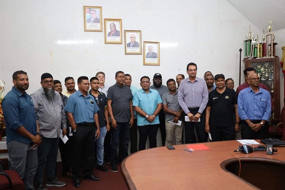 Agriculture Minister Zulfikar Mustapha (centre) with the millers (DPI photo)