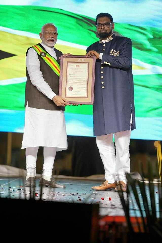 President Irfaan Ali(right) and Indian Prime Minister Narendra Modi during the conferral of the Order of Excellence.  (Office of the President photo)