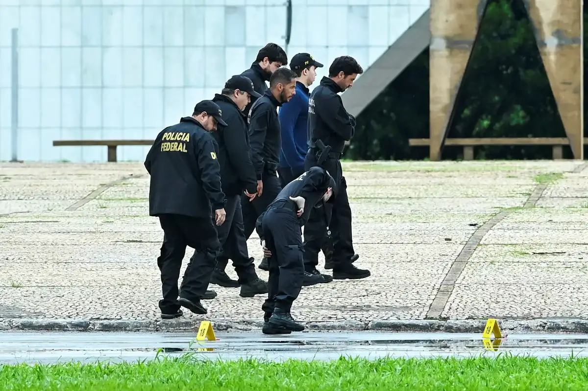 Federal police inspects the ground after a suspect in a bomb attack killed himself outside the Brazilian Supreme Court building the morning after explosions in the Three Powers Square in Brasilia, Brazil November 14, 2024. REUTERS/Ton Molina