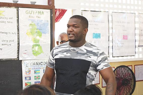 A farmer asking a question (Ministry of Agriculture photo)