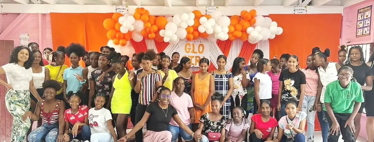 Yvonne  Barrow (in blue stooping in Black blouse ) pose with
participants and other facilitators at Vryman’s Erven Secondary School