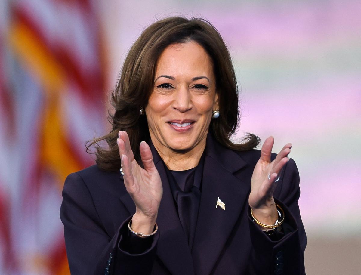 Democratic presidential nominee U.S. Vice President Kamala Harris applauds as she attends to deliver remarks, conceding 2024 U.S. presidential election to President-elect Donald Trump, at Howard University in Washington, U.S., November 6, 2024. REUTERS/Mike Blake