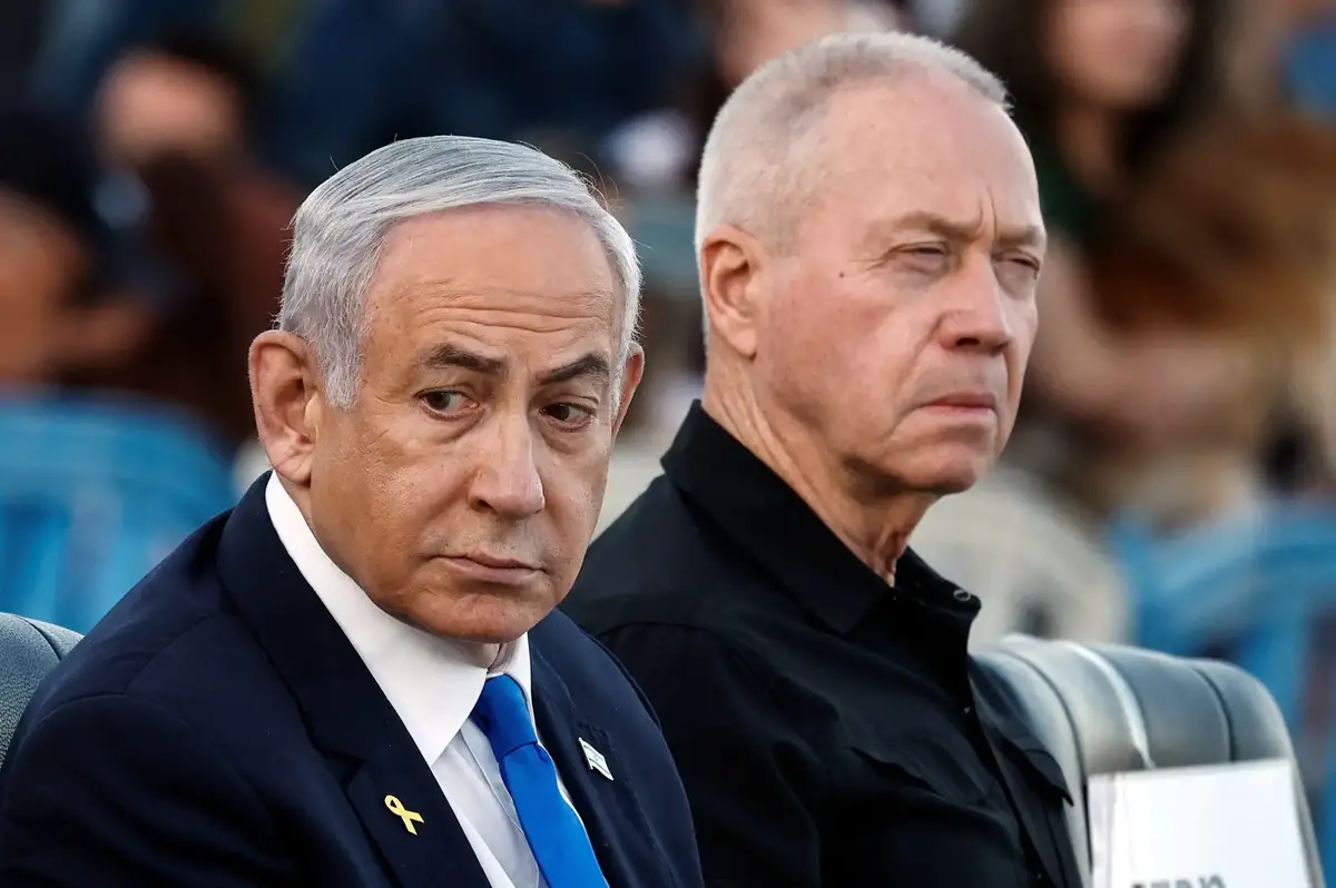 Israeli Prime Minister Benjamin Netanyahu and Israeli Defense Minister Yoav Gallant attend a ceremony for the 70th cohort of military combat officers, at an army base near Mitzpe Ramon, Israel, October 31, 2024. REUTERS/Amir Cohen/File Photo