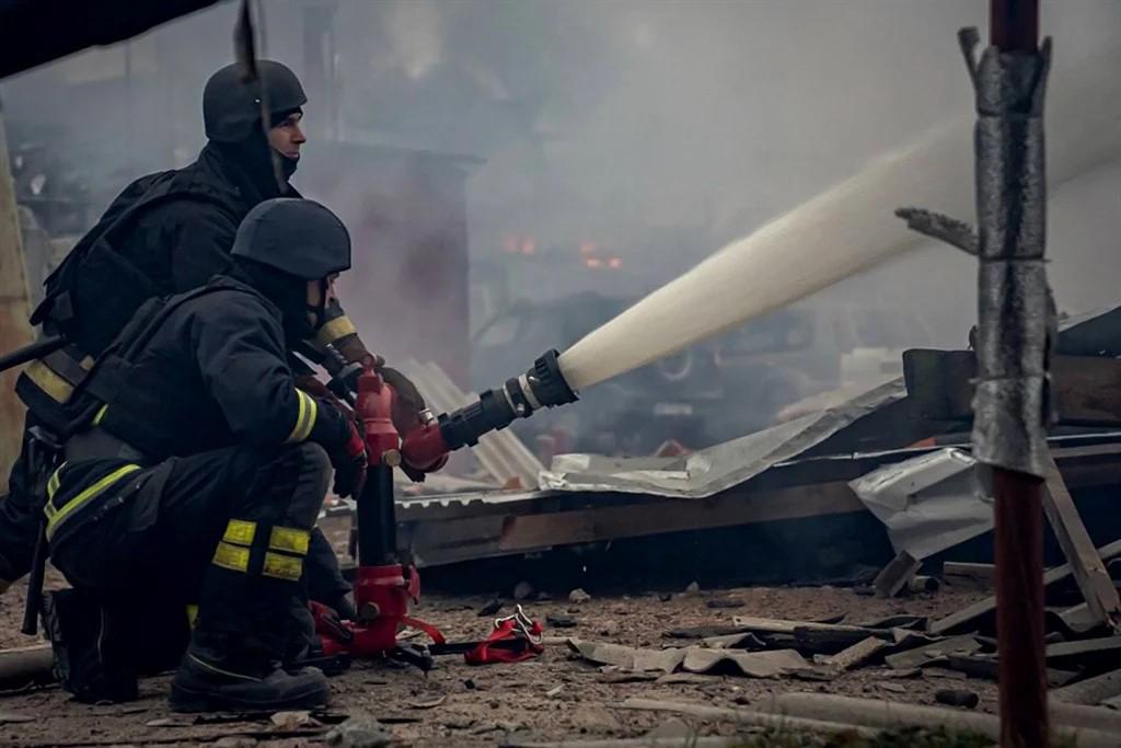 Ukrainian rescuers at a fire in a residential area after a missile attack in Sumy on 26 November. (UKRAINIAN EMERGENCY SERVICE / AFP)