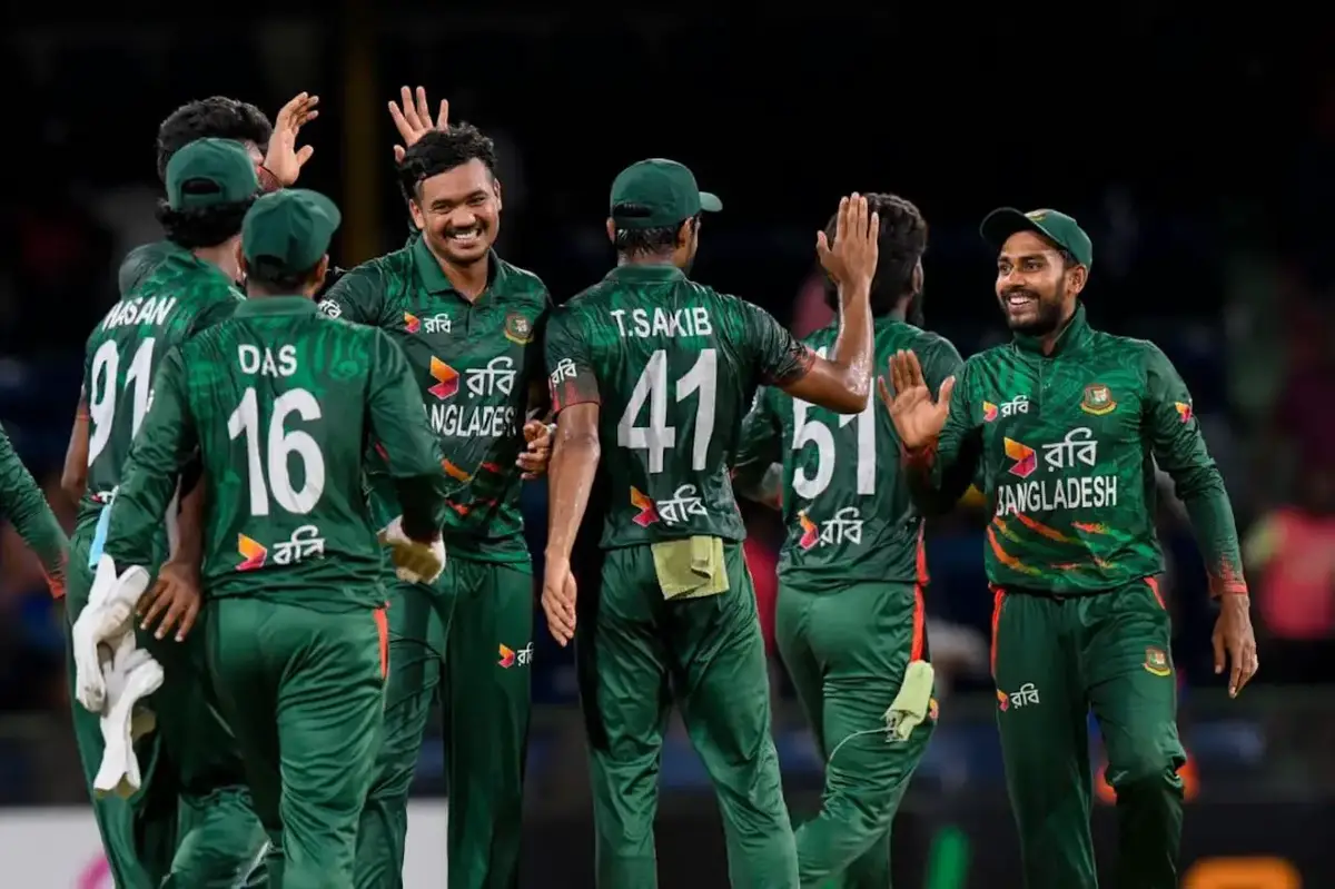 Taskin Ahmed (4th from right) is congratulated by
teammates following a dismissal. He eventually finished with figures of 3-16 to aid in the victory (ESPN Cricinfo Photo)