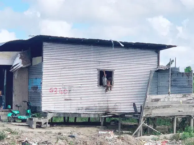 The galvanized sheet structure where Marco lived on the dam.